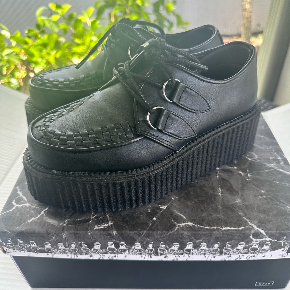 Demonia creeper v-502 like new platform shoes comes with box and dust bag